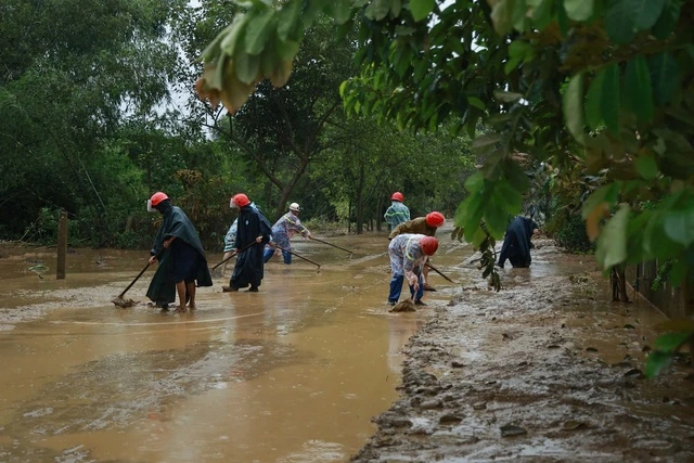 Lũ rút, người trẻ vào cuộc giúp người dân ổn định cuộc sống