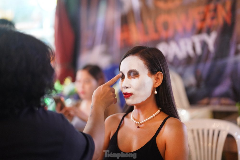 Bạn trẻ hốt bạc nhờ dịch vụ hóa trang Halloween đến khuya