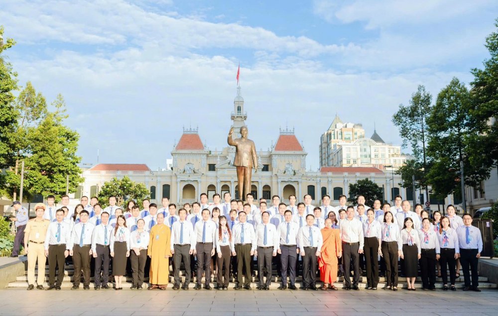 Thanh niên TP. HCM dâng hoa báo công Chủ tịch Hồ Chí Minh, khai mạc Đại hội Hội LHTN lần IX