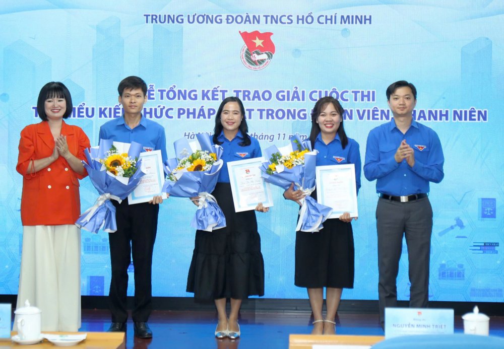 Trao giải Cuộc thi “Tìm hiểu kiến thức pháp luật trong đoàn viên, thanh niên”