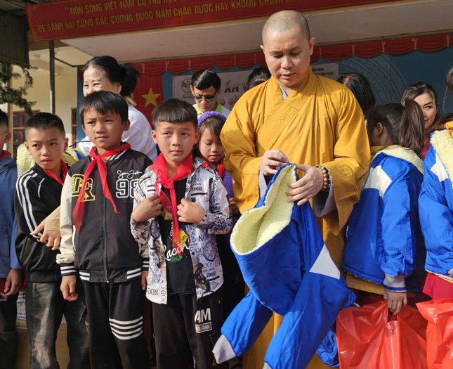 Chương trình Áo ấm vùng cao - trao gửi yêu thương đến với các em học sinh vùng cao