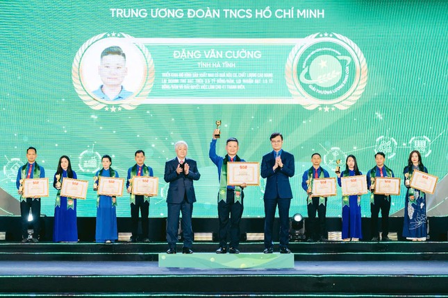 Từ đất bỏ hoang, chàng trai trồng rau củ chăn nuôi, doanh thu tiền tỉ