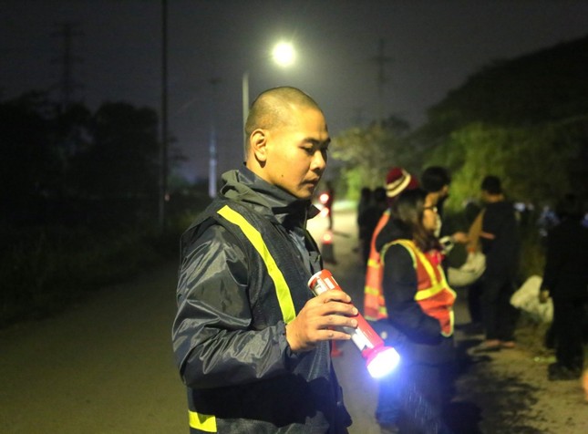 Gặp chàng thanh niên 14 năm thầm lặng vá đường