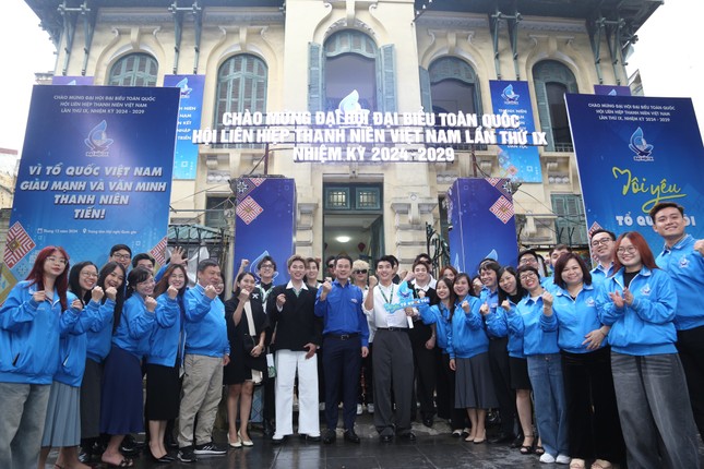 Thủ đô Hà Nội rộn ràng sắc màu Đại hội đại biểu toàn quốc Hội LHTN Việt Nam lần thứ IX