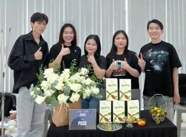 Nhóm sinh viên làm muỗng nhựa sinh học từ vỏ quất