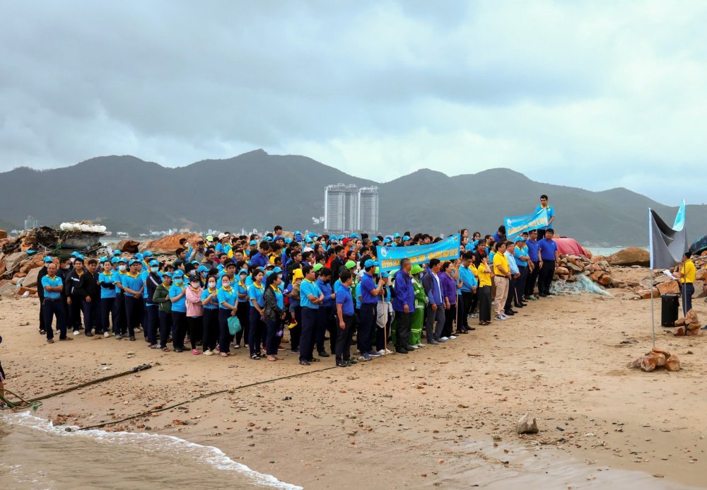 'Áo xanh' Khánh Hòa tham gia làm sạch biển Nha Trang