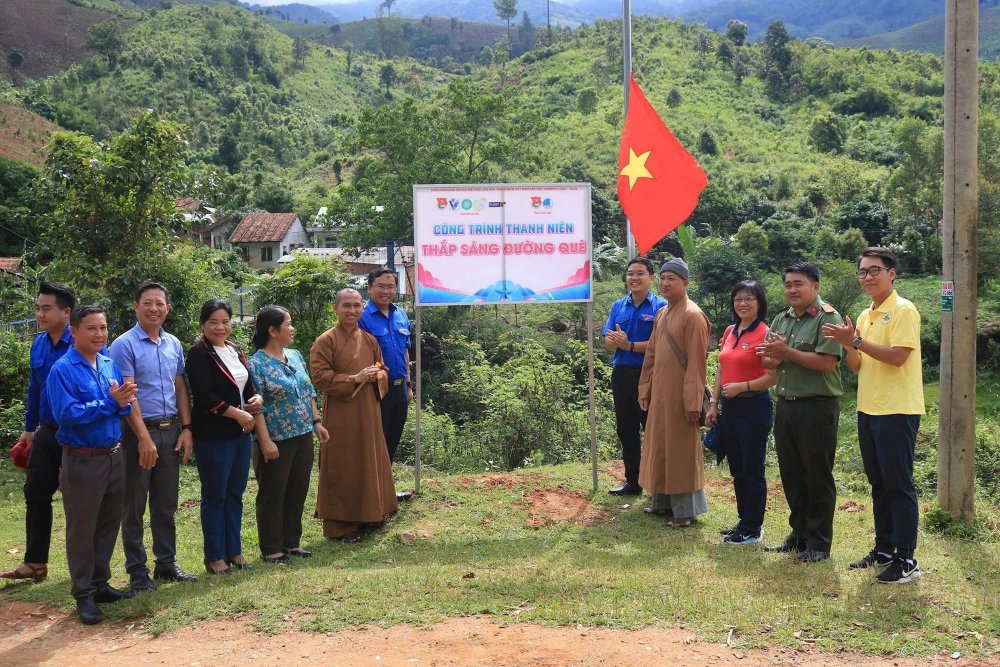 Thắp sáng những nẻo đường biên viễn