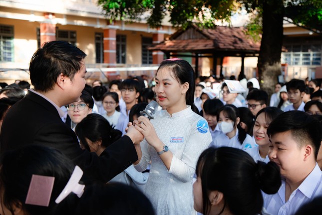 Thanh niên sống đẹp ở Bình Dương dùng tiền thưởng xây trường, dạy học miễn phí