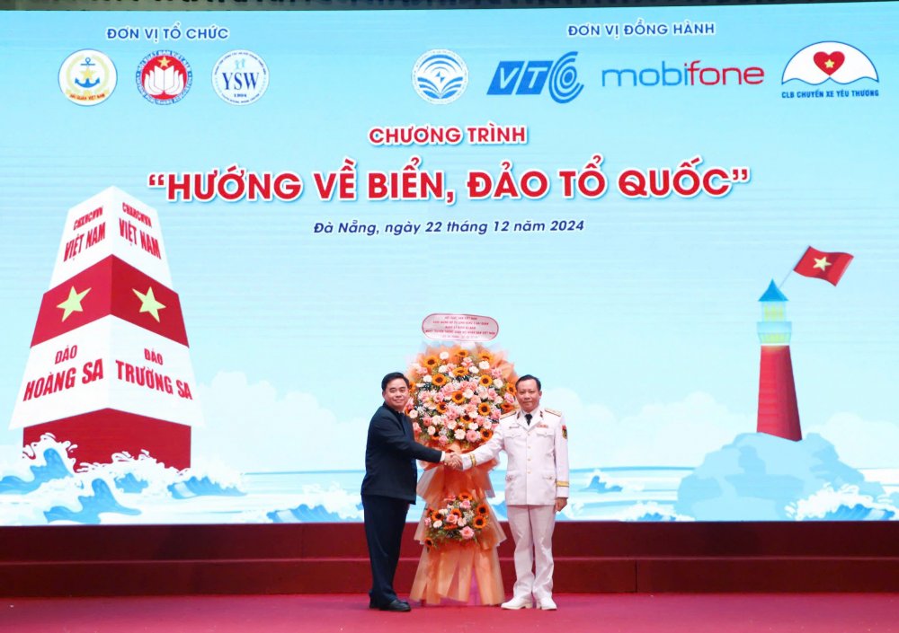 “Hướng về biển, đảo Tổ quốc” năm 2024: Trao tặng 500 đầu sách cho Bộ Tư lệnh Vùng 3 Hải quân