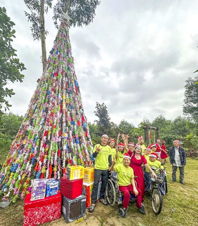 Cây thông Noel độc đáo cao 8 mét làm từ vỏ gói mì tôm, bao ni lông