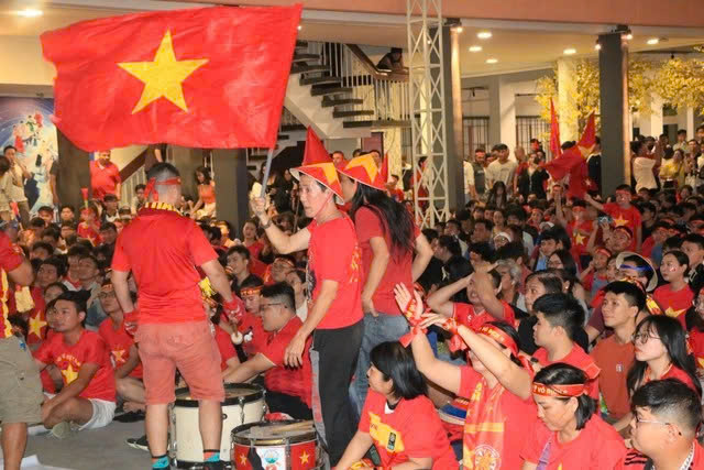 Người trẻ xuống đường ăn mừng Việt Nam vô địch ASEAN Cup 2024