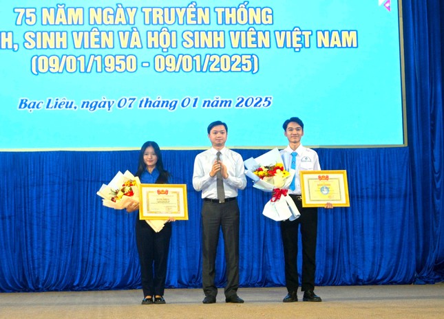 Bí thư T.Ư Đoàn trao bằng khen cho học sinh và sinh viên tỉnh Bạc Liêu