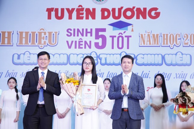 TPHCM, Bắc Giang tuyên dương Sinh viên 5 tốt