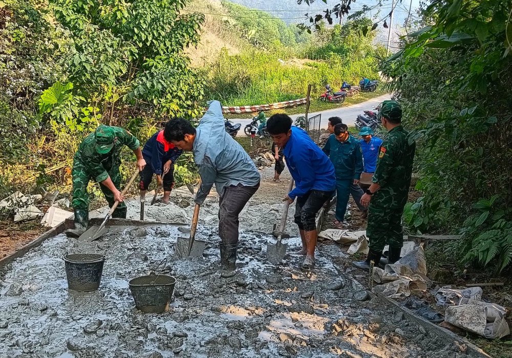 Thanh niên đổ bê tông làm đường cho người dân bản