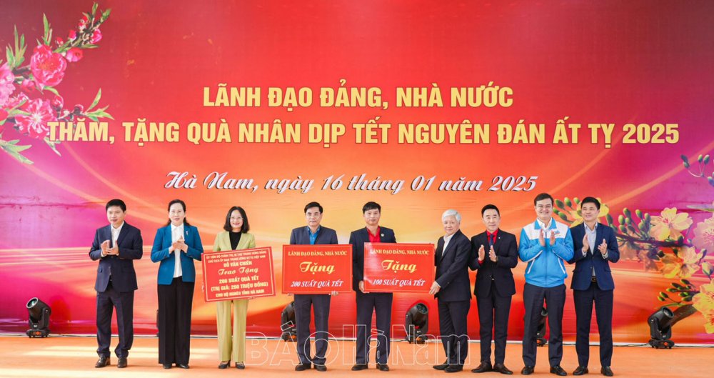 Chủ tịch Ủy ban Trung ương MTTQ Việt Nam thăm, tặng quà Tết hộ nghèo, công nhân, người có hoàn cảnh khó khăn