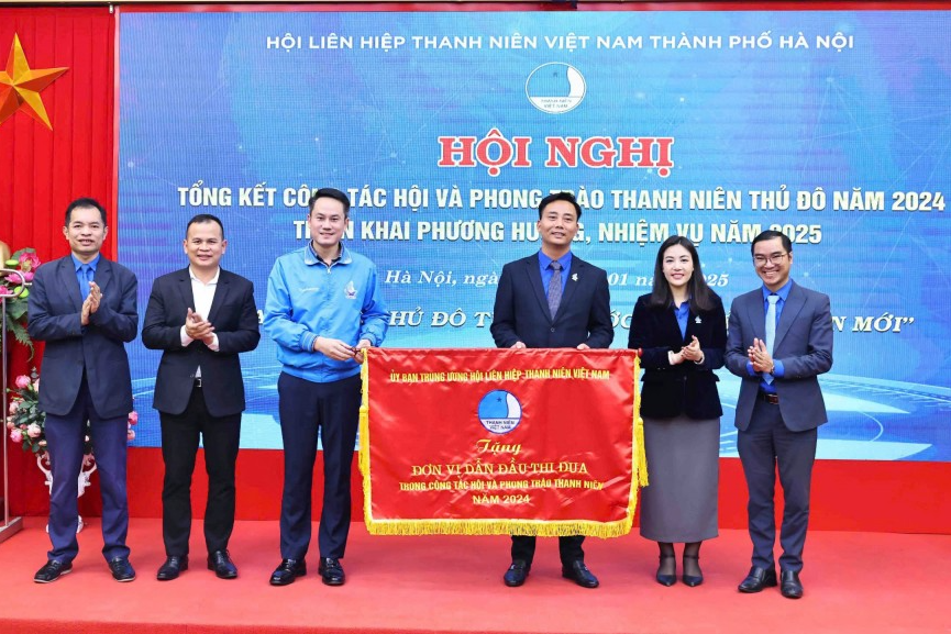 Hội Liên hiệp Thanh niên TP Hà Nội nhận Cờ thi đua dẫn đầu