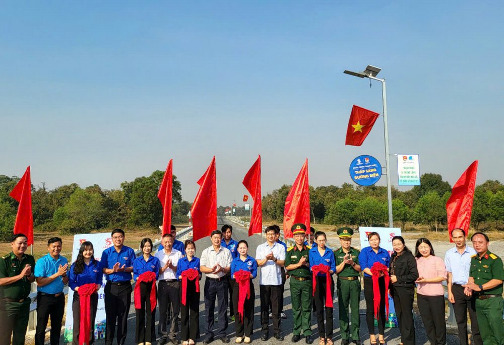 Thắp sáng tuyến đường biên giới ở Tây Ninh