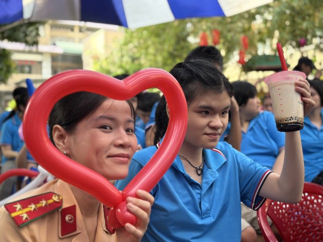 Mang xuân yêu thương đến trẻ em tàn tật, mồ côi