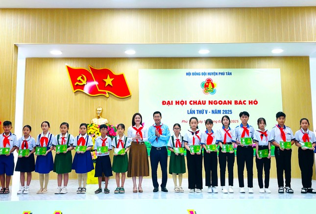 Những 'bông hoa' đẹp trong vườn hoa Cháu ngoan Bác Hồ