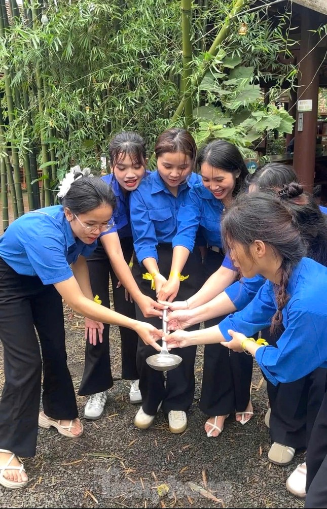 Sáng tạo, trang trí mũ bảo hiểm, nón lá