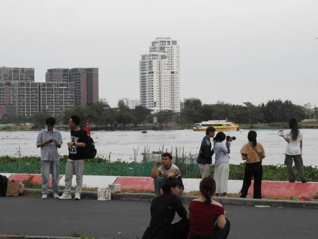 Giới trẻ rủ nhau ‘săn’ ảnh tại ga metro Ba Son