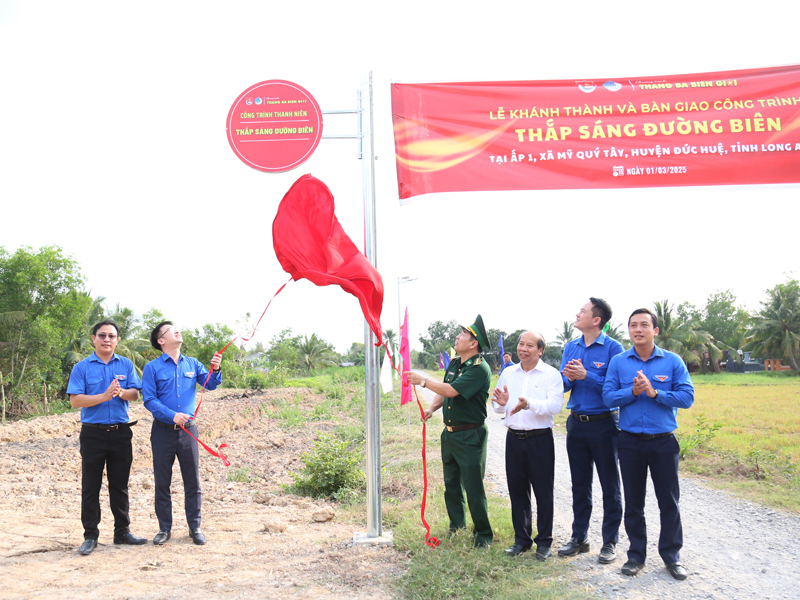 Anh Nguyễn Tường Lâm thăm, tặng quà và khởi công “Cầu Hạnh Phúc” tại huyện Đức Huệ, Long An