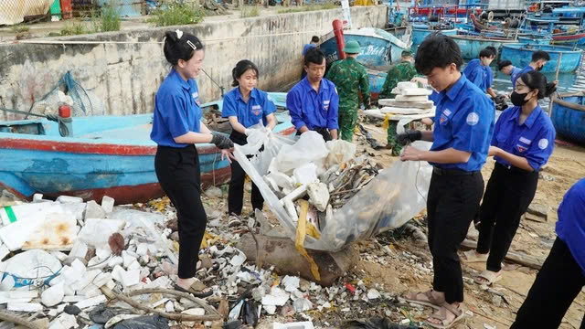 Đoàn viên, thanh niên cùng lực lượng biên phòng làm sạch bãi biển