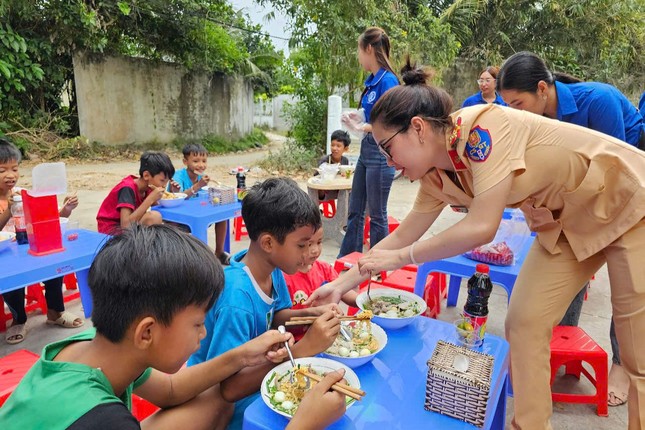 Ấm lòng xe mỳ 0 đồng trong Tháng Thanh niên