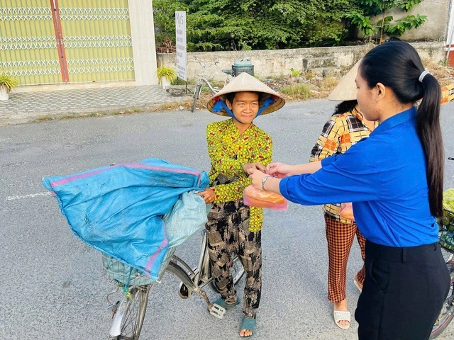 Gian hàng 0 đồng của 'áo xanh' tình nguyện