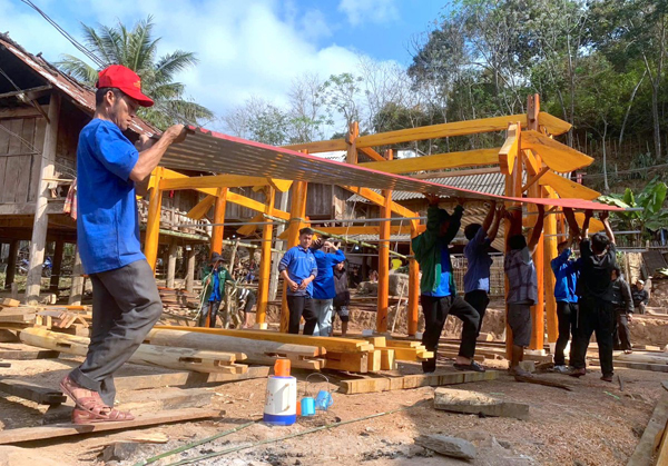 Thanh niên góp sức dựng nhà cho hộ nghèo