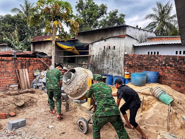 Bộ đội biên phòng xây nhà cho mẹ đơn thân nghèo