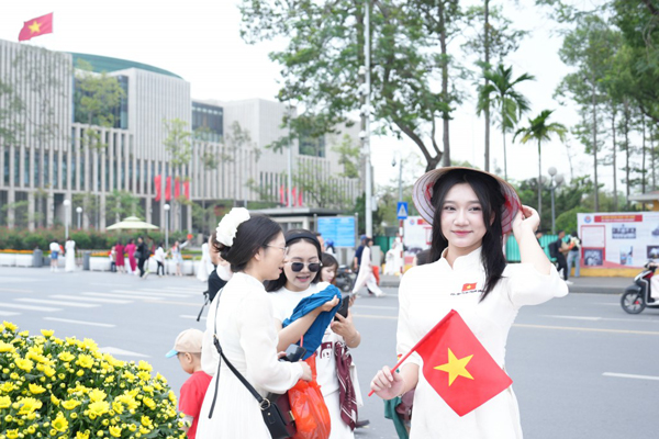Tạm biệt tháng Tư, giới trẻ hướng về Hà Nội mùa thu lịch sử