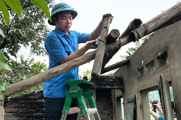 “Khoác áo mới” cho nhà tạm, nhà dột nát