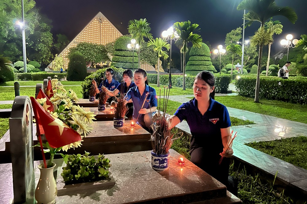 Tuổi trẻ Điện Biên thắp nến tri ân các anh hùng liệt sĩ