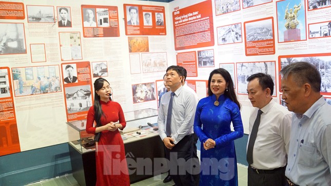Giới trẻ hào hứng xem tư liệu, hiện vật lịch sử Hải Phòng