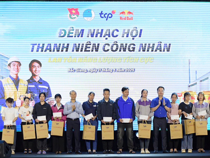 Ca sĩ Đông Hùng và các nghệ sĩ trẻ truyền năng lượng tích cực tại đêm nhạc hội niên công nhân
