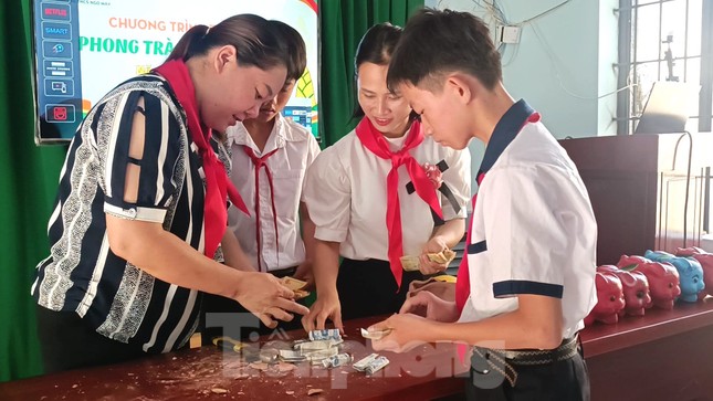 Thiếu nhi Đắk Lắk đoàn kết giúp bạn đến trường