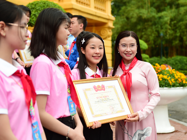 Đại biểu Cháu ngoan Bác Hồ thăm ‘địa chỉ đỏ’ đặc biệt tại Thủ đô Hà Nội