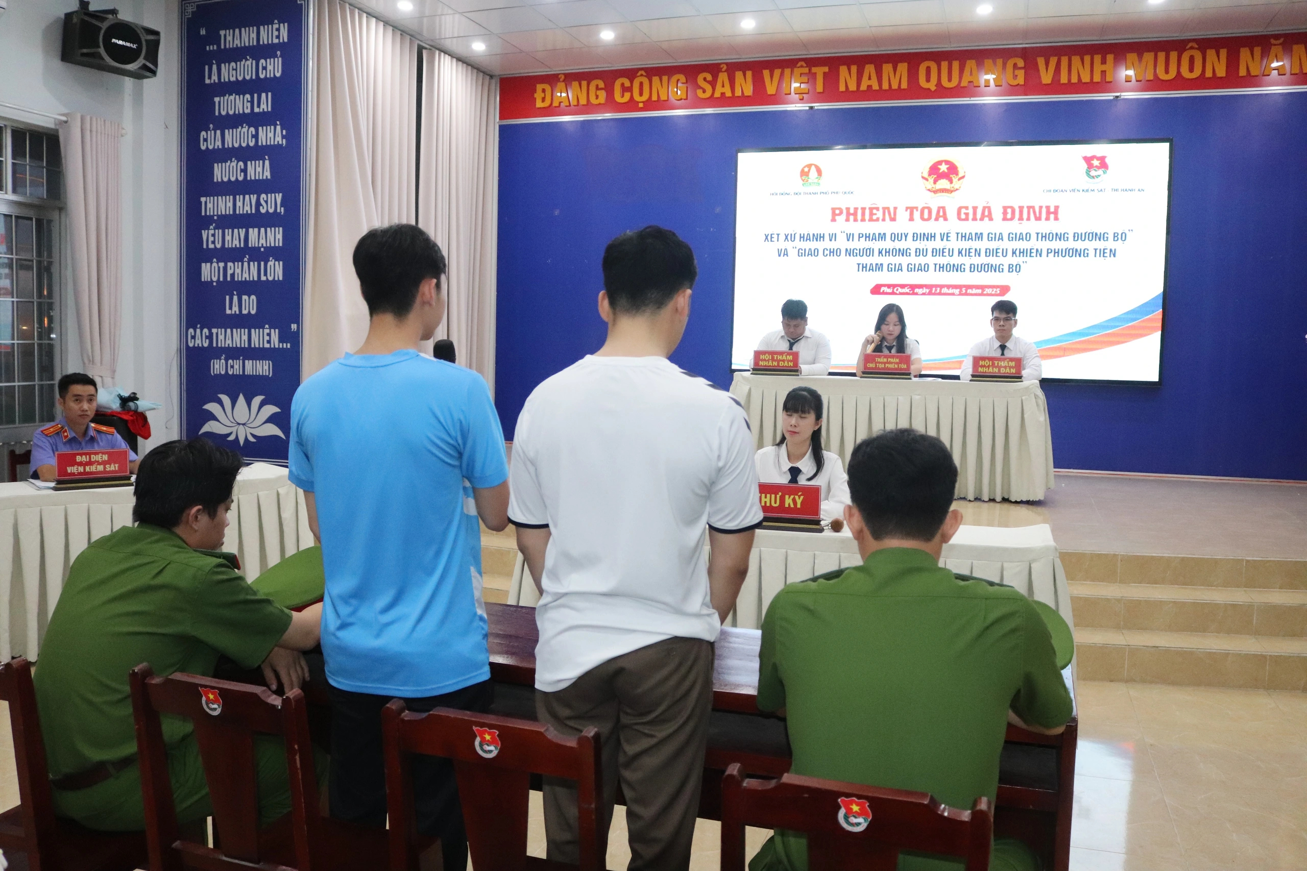 Phiên tòa giả định: Mượn xe máy của cha điều khiển tông người khác chết, hai cha con bị tù