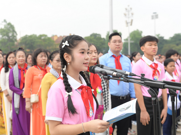 Nữ sinh 'Nhà sử học nhỏ tuổi' vinh dự đọc báo công dâng Bác
