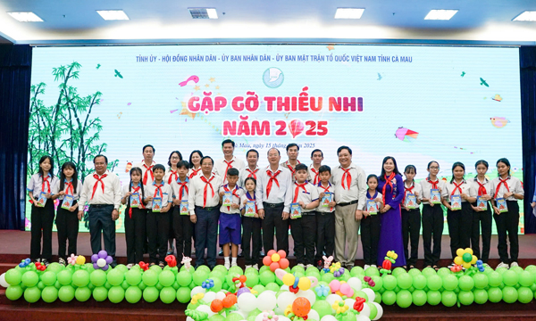 Thiếu nhi Cà Mau chất vấn lãnh đạo tỉnh về sữa giả, thuốc lá điện tử