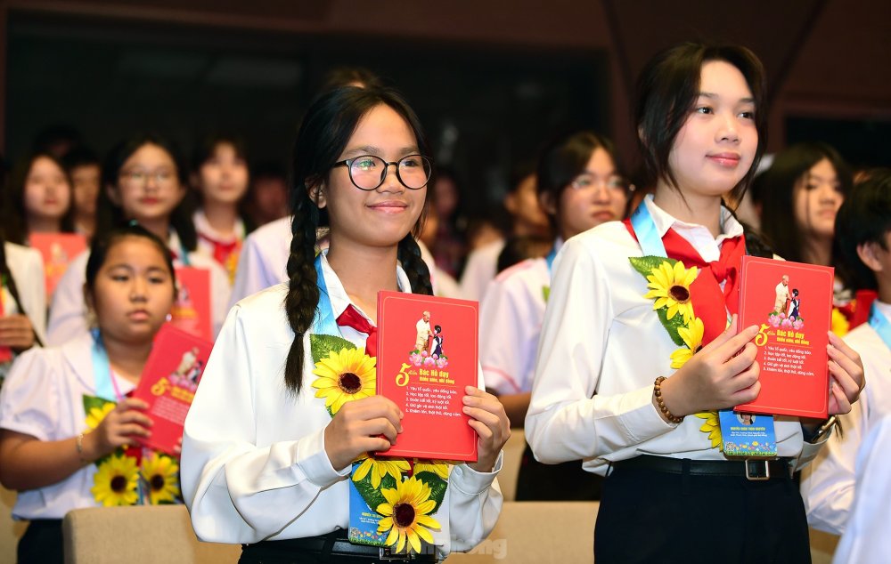 'Ai yêu Bác Hồ Chí Minh hơn thiếu niên nhi đồng'