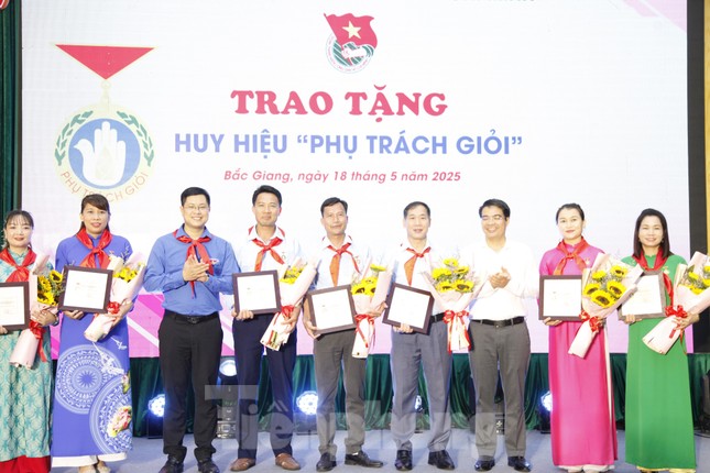 Bắc Giang trao huy hiệu 'Tuổi trẻ dũng cảm' cho đoàn viên và học sinh cứu người
