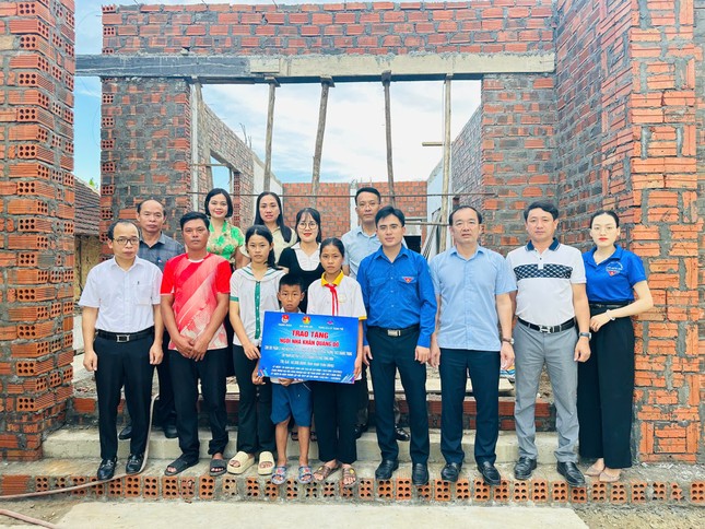 Thành Đoàn Hà Tĩnh trao tặng 3 ngôi nhà khăn quàng đỏ