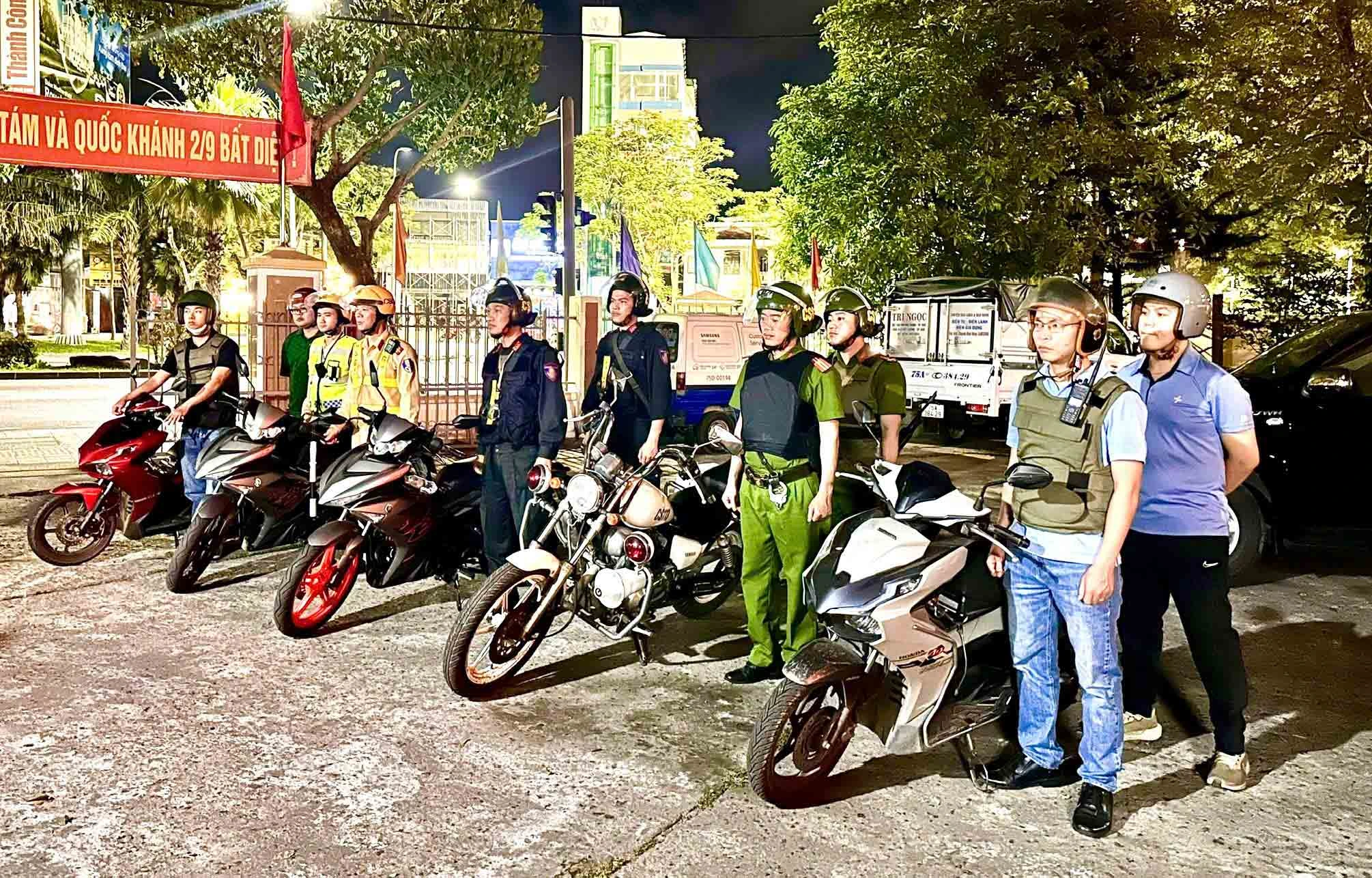 Đêm xuống phố giữ bình yên, ngày xây nhà cho người nghèo miền núi