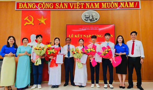 71 học sinh tuổi 18 ở Quảng Trị được kết nạp Đảng đúng dịp kỷ niệm ngày sinh Bác Hồ