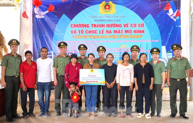 Tuổi trẻ công an trao sinh kế giúp bà con ổn định cuộc sống