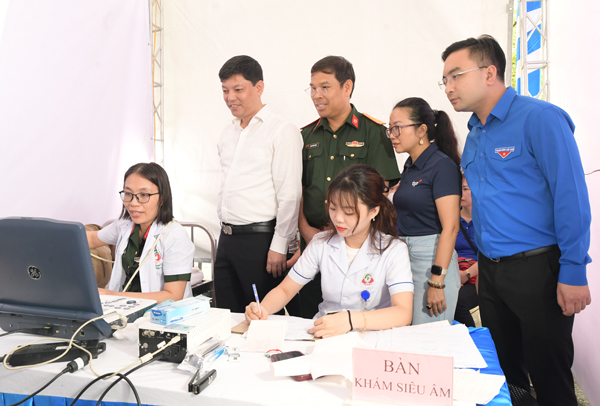 Hơn 1.000 thanh niên công nhân Nghệ An được khám, phát thuốc miễn phí 