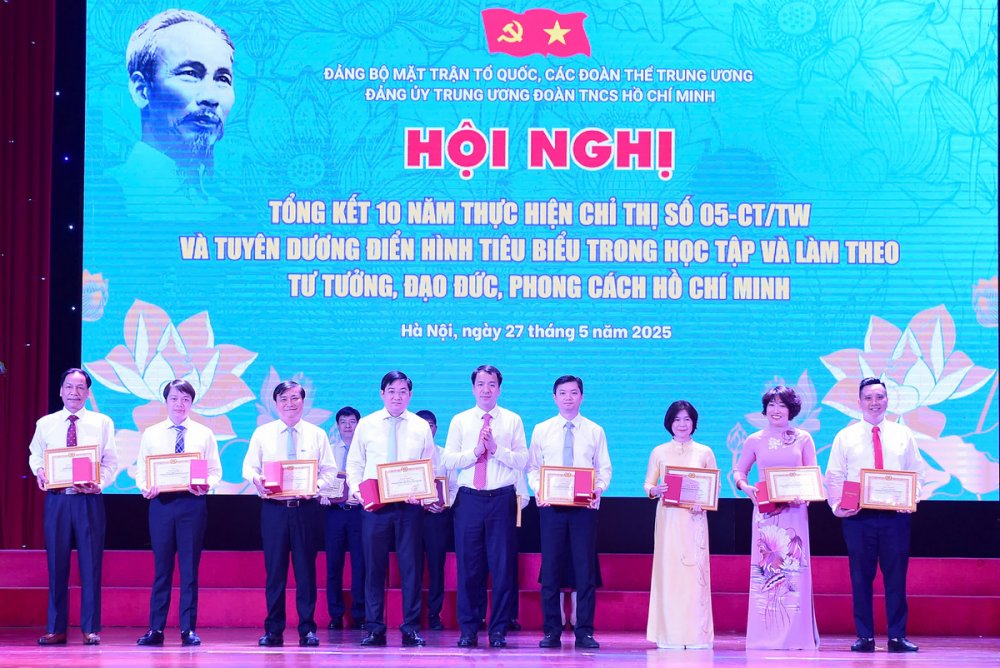 Tuyên dương 8 tập thể, 53 cá nhân tiêu biểu trong học tập và làm theo lời Bác
