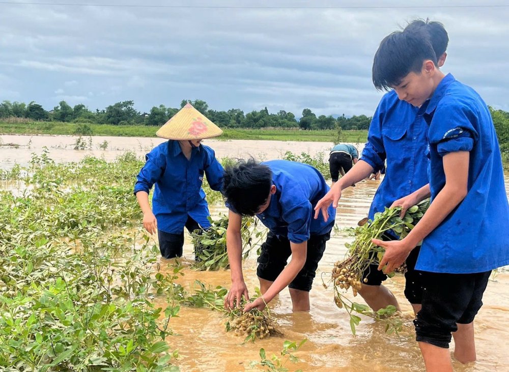 Thanh niên, bộ đội giúp người dân khắc phục sau trận lũ chưa từng có ở Hà Tĩnh